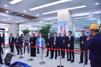 內(nèi)江市政協(xié)副主席黃俊偉一行調(diào)研川威集團連界基地