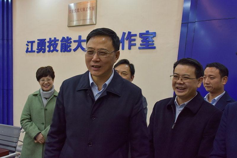 內(nèi)江市委副書記余先河一行到川威集團(tuán)慰問技能大師(圖3)