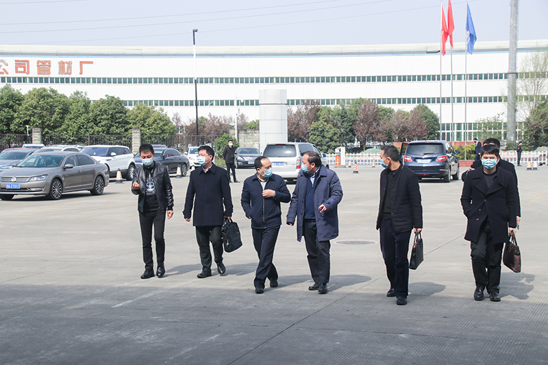 省經(jīng)信廳冶金建材處處長覃有軍蒞臨川威集團(tuán)成都龍泉生產(chǎn)制造基地考察調(diào)研(圖1)