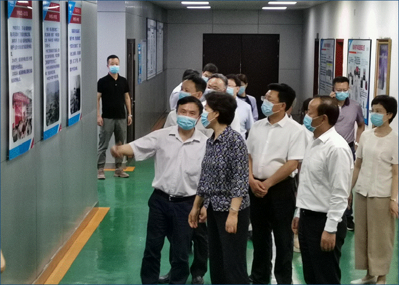 省委常委、統(tǒng)戰(zhàn)部長、省總工會主席田向利調(diào)研川威連界基地并慰問一線員工(圖2)