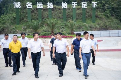 四川省旅游投資集團(tuán)領(lǐng)導(dǎo)蒞臨川威集團(tuán)考察國家南方·連界足球競(jìng)訓(xùn)基地