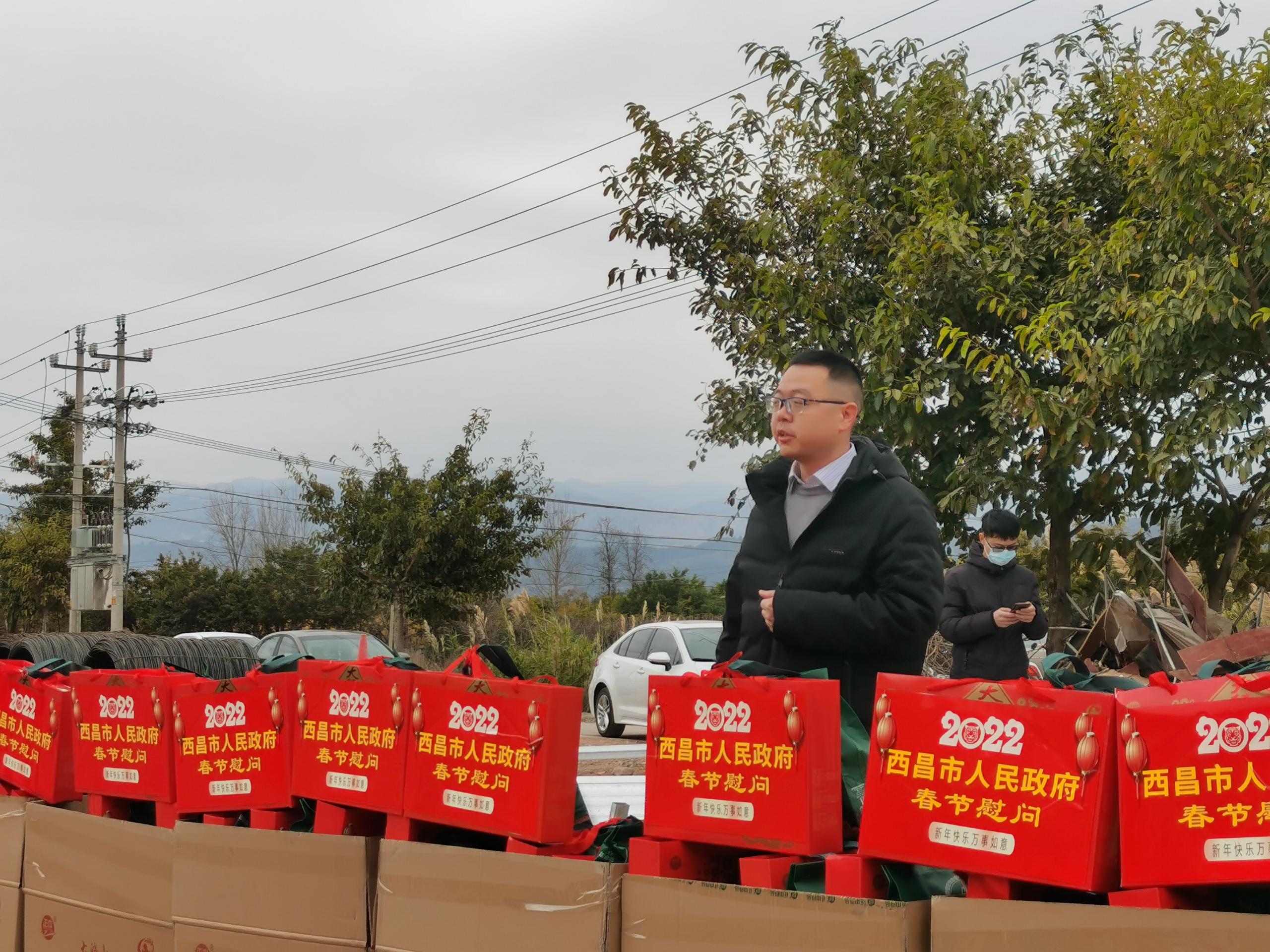 加倍鼓舞 眾志成城戰(zhàn)新春 ——西昌市副市長慰問春節(jié)期奮戰(zhàn)在海南鄉(xiāng)村振興二期項(xiàng)目參戰(zhàn)人員(圖2) 加倍鼓舞 眾志成城戰(zhàn)新春 ——西昌市副市長慰問春節(jié)期奮戰(zhàn)在海南鄉(xiāng)村振興二期項(xiàng)目參戰(zhàn)人員(圖2)