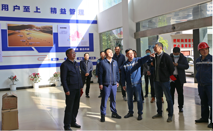 米易縣縣長代坤宏一行蒞臨星船城瑞達(dá)公司開展新春送溫暖慰問困難職工活動(dòng)(圖1) 米易縣縣長代坤宏一行蒞臨星船城瑞達(dá)公司開展新春送溫暖慰問困難職工活動(dòng)(圖1)