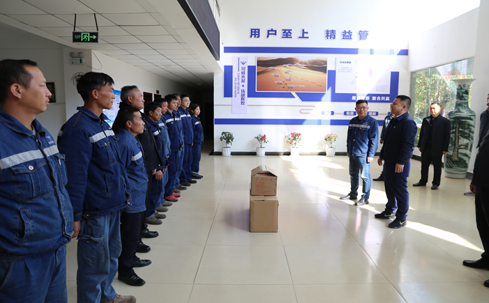 米易縣縣長代坤宏一行蒞臨星船城瑞達(dá)公司開展新春送溫暖慰問困難職工活動(dòng)(圖2) 米易縣縣長代坤宏一行蒞臨星船城瑞達(dá)公司開展新春送溫暖慰問困難職工活動(dòng)(圖2)