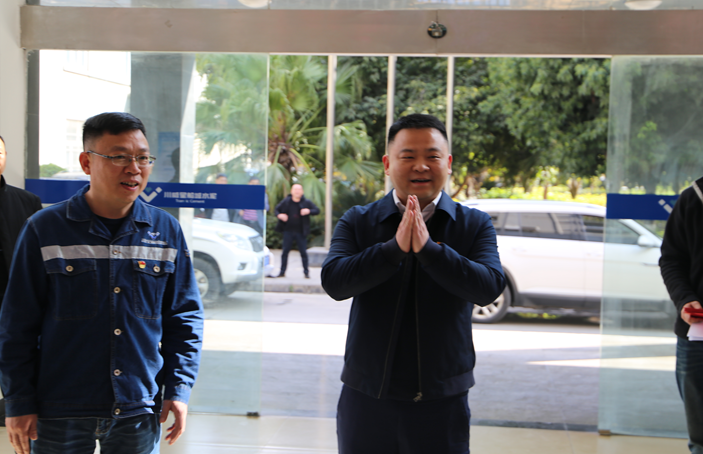 米易縣縣長代坤宏一行蒞臨星船城瑞達(dá)公司開展新春送溫暖慰問困難職工活動(dòng)(圖3) 米易縣縣長代坤宏一行蒞臨星船城瑞達(dá)公司開展新春送溫暖慰問困難職工活動(dòng)(圖3)
