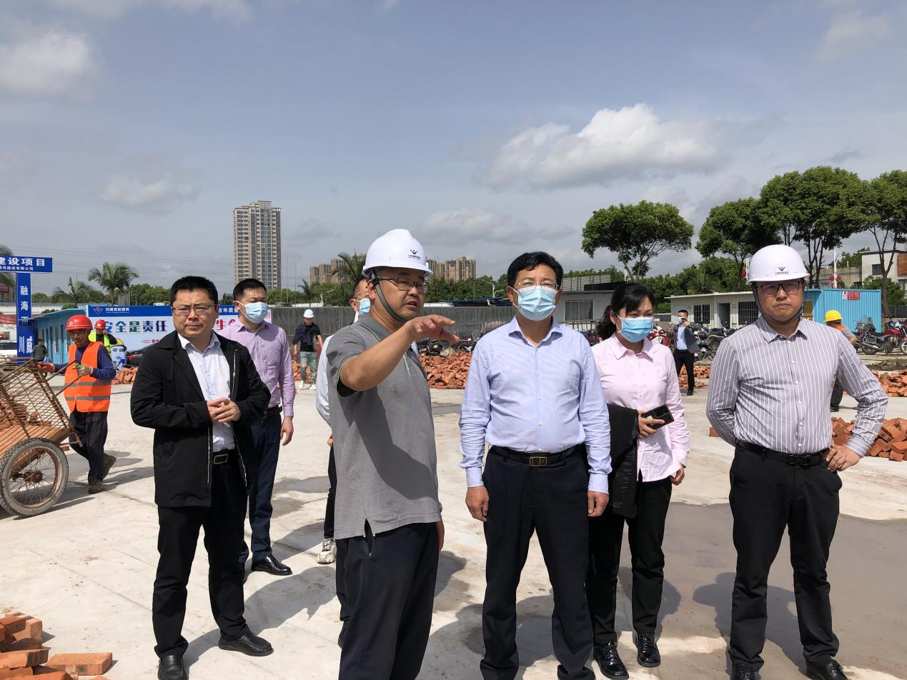 內(nèi)江市委常委蔣學(xué)東到集團承建的隆昌方艙醫(yī)院項目  調(diào)研檢查工作