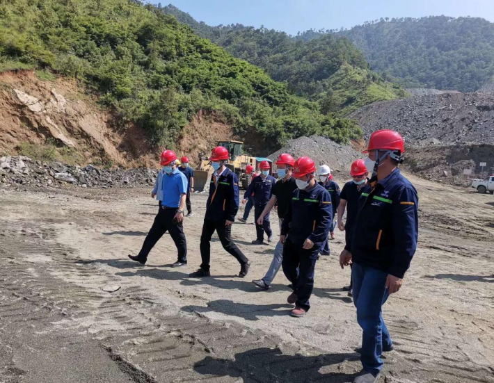 國家礦山監(jiān)察局四川局到礦業(yè)總公司白草礦區(qū)檢查工作