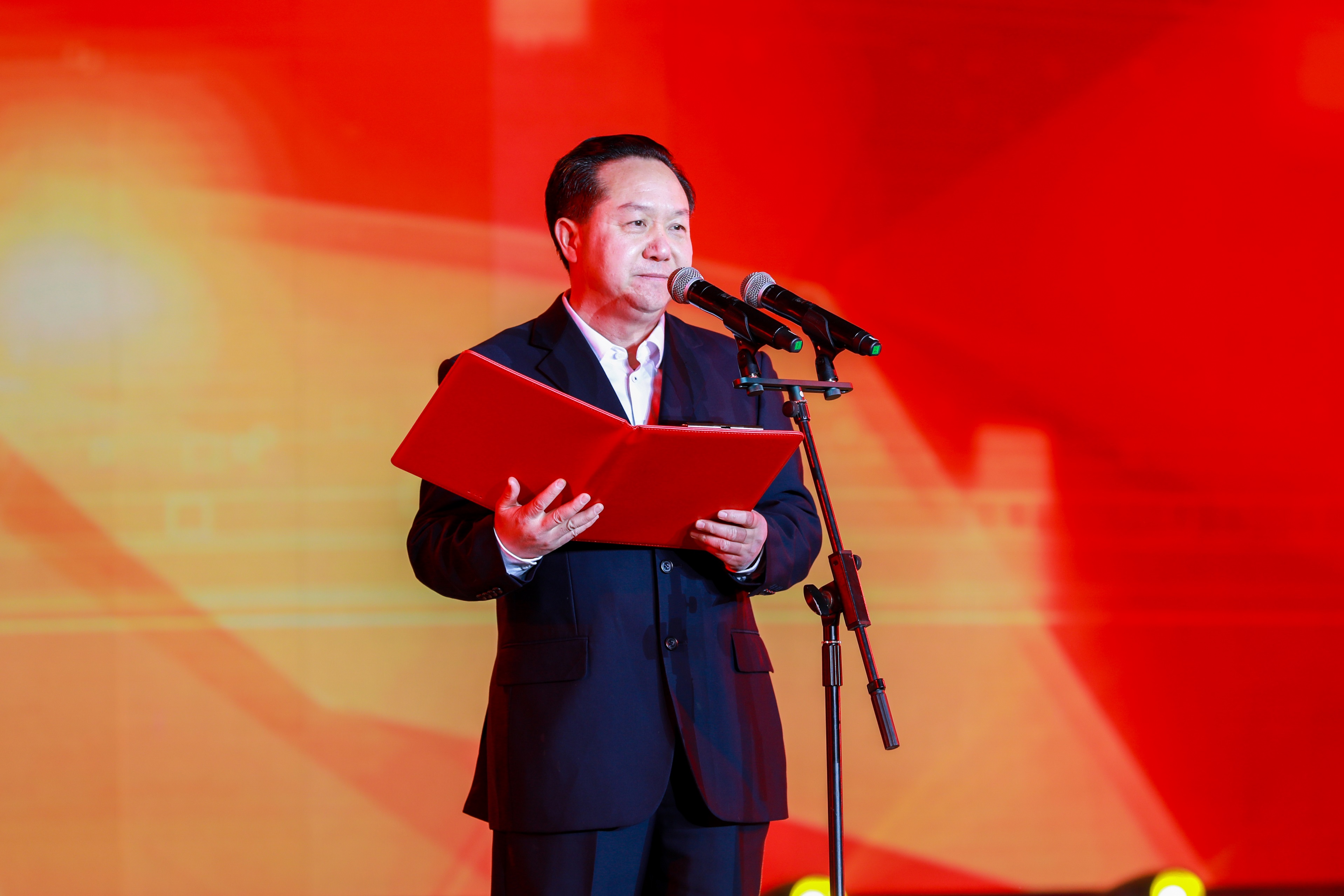 風(fēng)雨兼程 執(zhí)夢前行——集團(tuán)公司2023年迎新晚會圓滿落幕(圖2) 風(fēng)雨兼程 執(zhí)夢前行——集團(tuán)公司2023年迎新晚會圓滿落幕(圖2)
