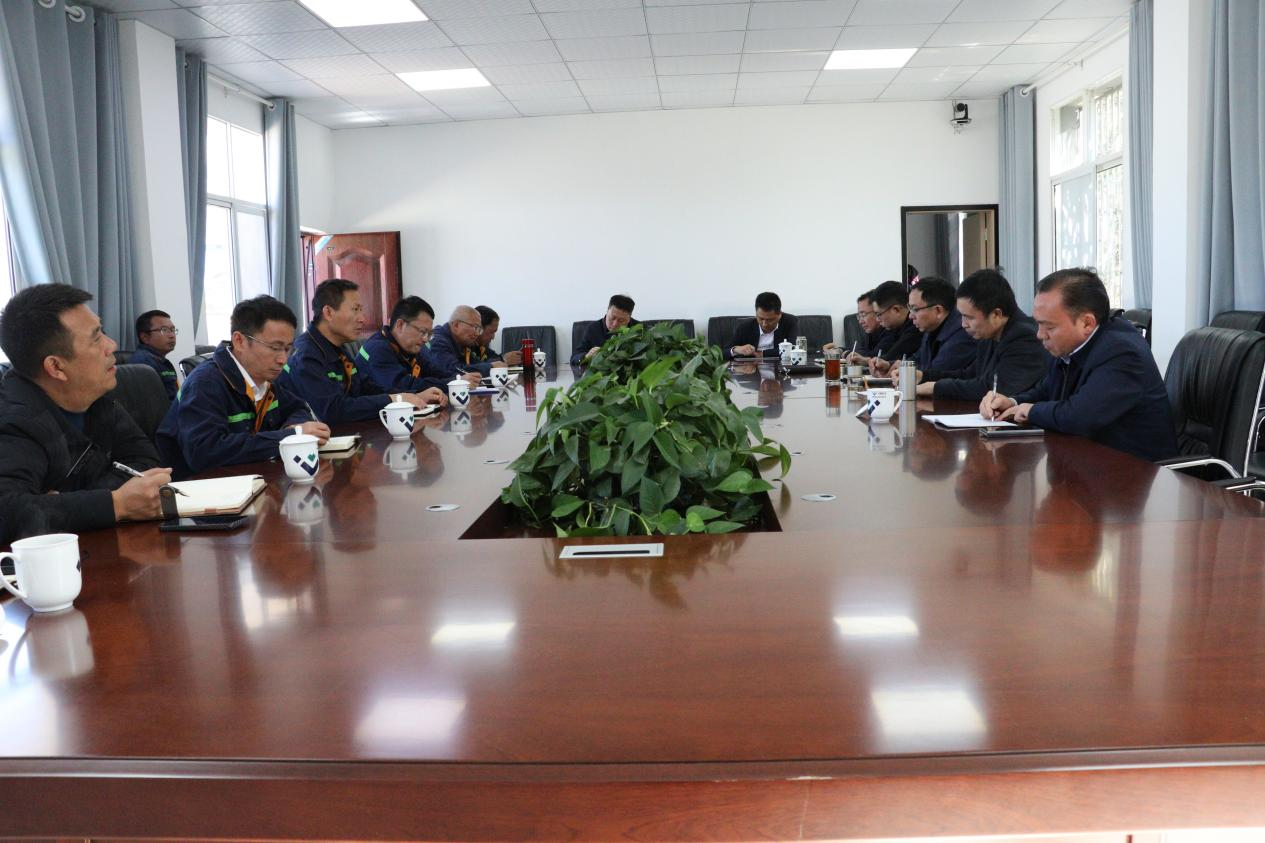 集團(tuán)公司董事長王勁蒞臨礦業(yè)總公司會(huì)理片區(qū)視察工作(圖3) 集團(tuán)公司董事長王勁蒞臨礦業(yè)總公司會(huì)理片區(qū)視察工作(圖3)