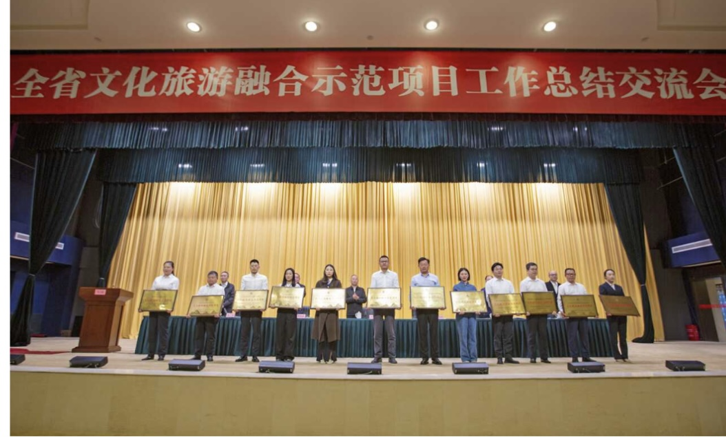 全省文化旅游融合示范項目工作總結(jié)交流會代表團考察學(xué)習(xí)大石板項目(圖3) 全省文化旅游融合示范項目工作總結(jié)交流會代表團考察學(xué)習(xí)大石板項目(圖3)