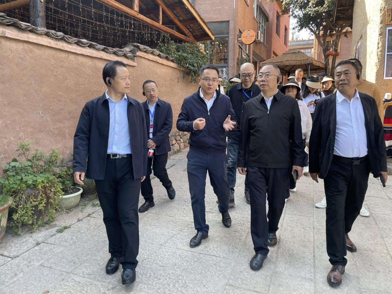 全省文化旅游融合示范項目工作總結(jié)交流會代表團考察學(xué)習(xí)大石板項目(圖4) 全省文化旅游融合示范項目工作總結(jié)交流會代表團考察學(xué)習(xí)大石板項目(圖4)