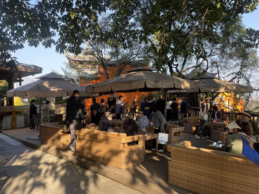 全省文化旅游融合示范項目工作總結(jié)交流會代表團考察學(xué)習(xí)大石板項目(圖5) 全省文化旅游融合示范項目工作總結(jié)交流會代表團考察學(xué)習(xí)大石板項目(圖5)