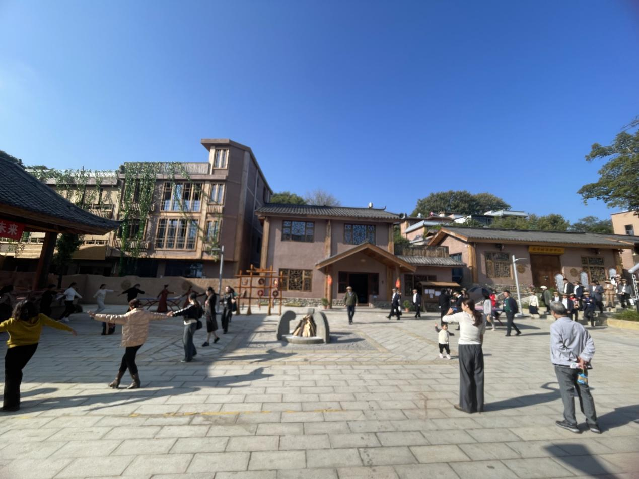 全省文化旅游融合示范項目工作總結(jié)交流會代表團考察學(xué)習(xí)大石板項目(圖6) 全省文化旅游融合示范項目工作總結(jié)交流會代表團考察學(xué)習(xí)大石板項目(圖6)