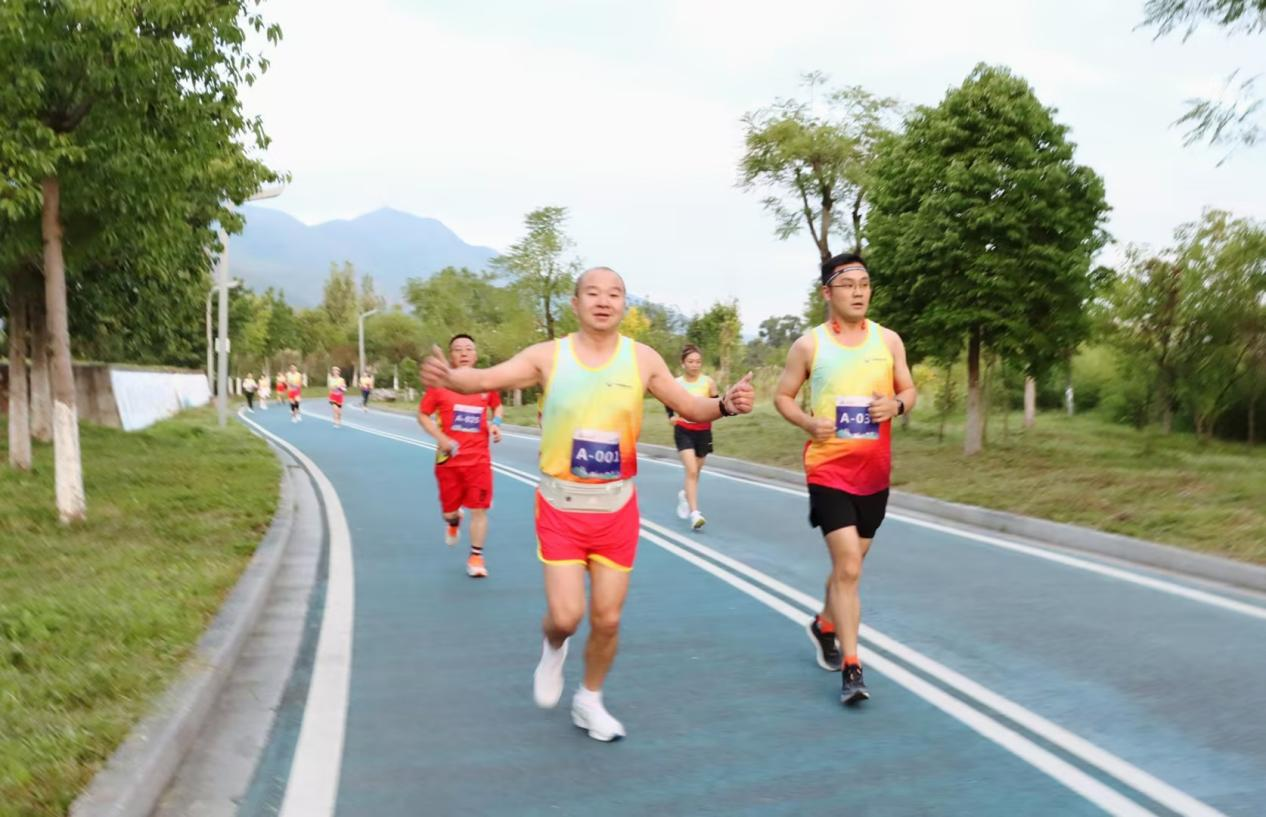 健康奔跑  攜手共進(jìn)  奔向未來(lái)  ——星船城舉行首屆“星悅杯”秋季半程馬拉松比賽(圖3)