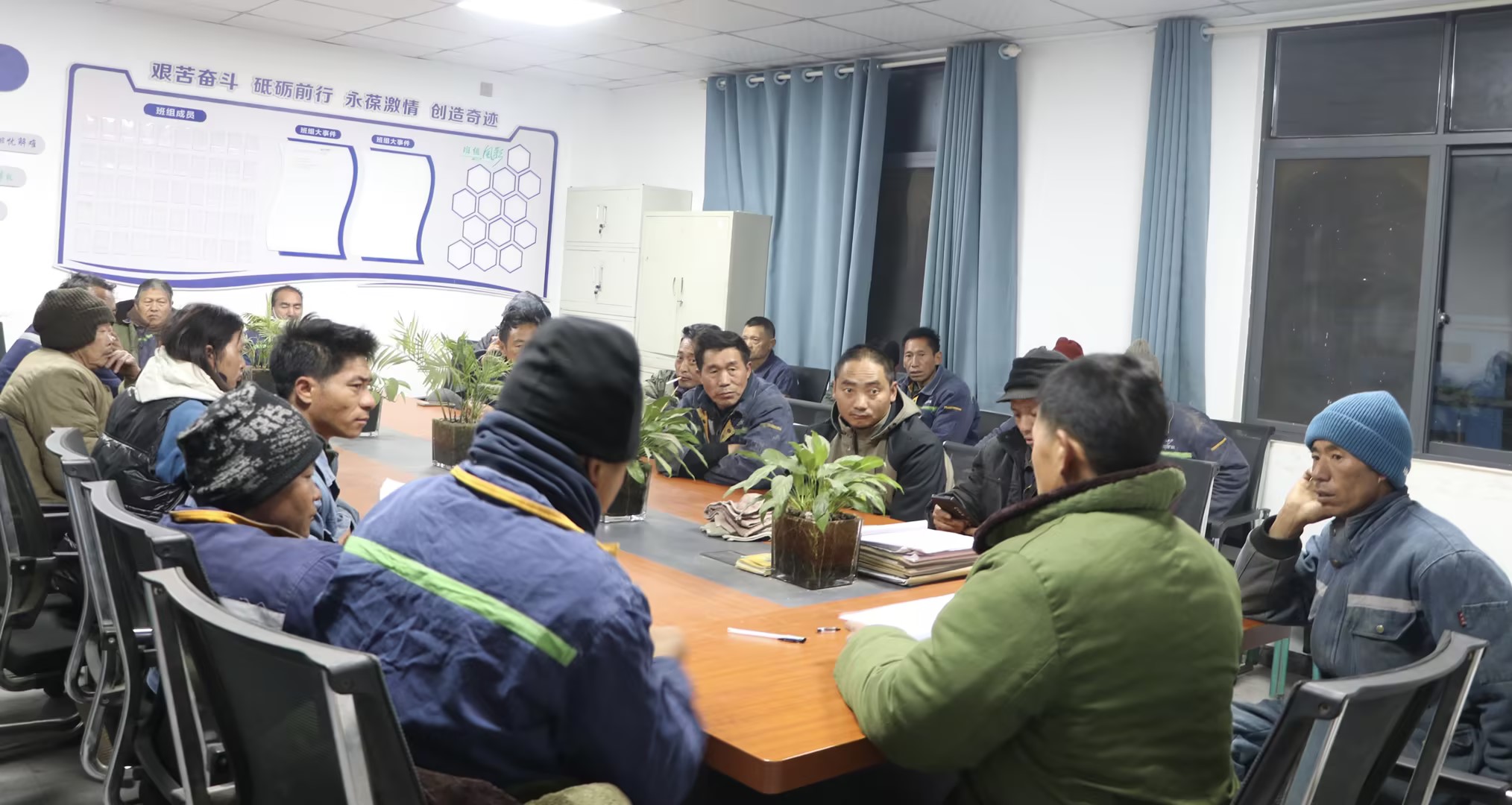 聯(lián)鑫礦業(yè)財(cái)通公司正式接管一廠干拋及豪豬溝生產(chǎn)線(圖2) 聯(lián)鑫礦業(yè)財(cái)通公司正式接管一廠干拋及豪豬溝生產(chǎn)線(圖2)