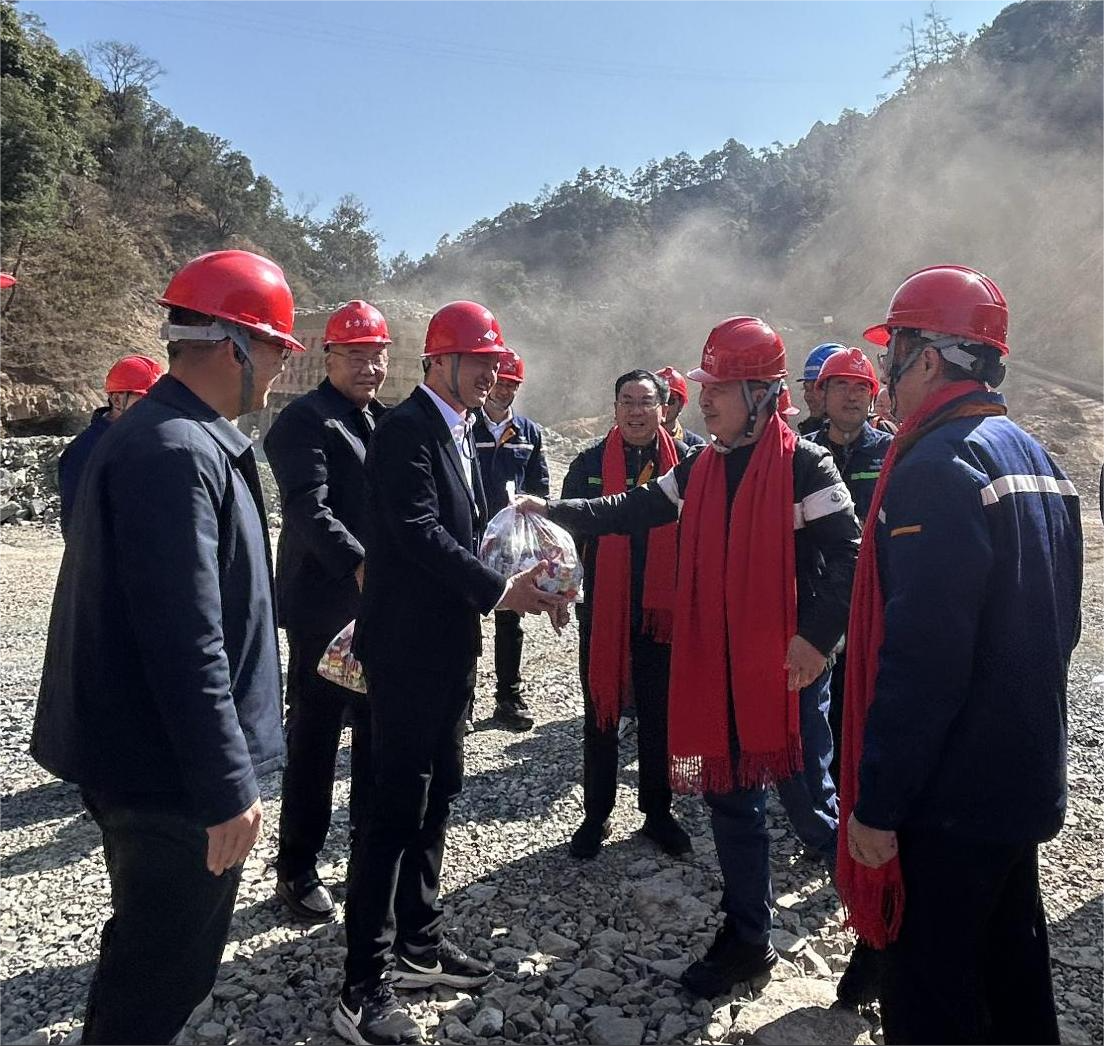 新春第一天董事長(zhǎng)到礦山(圖1) 新春第一天董事長(zhǎng)到礦山(圖1)
