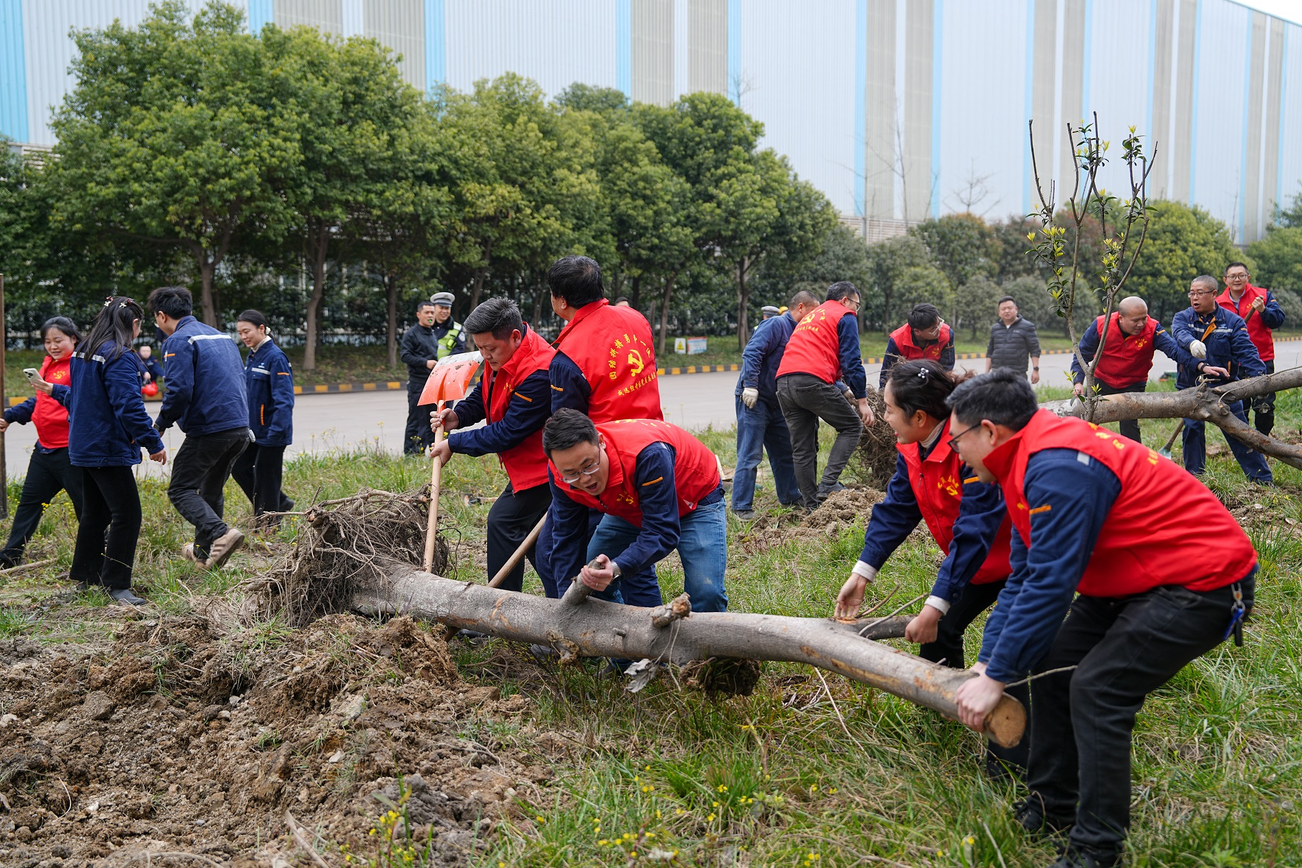 打造綠色川威 共建美好家園——釩鈦科技組織開(kāi)展植樹(shù)節(jié)系列活動(dòng)(圖3)