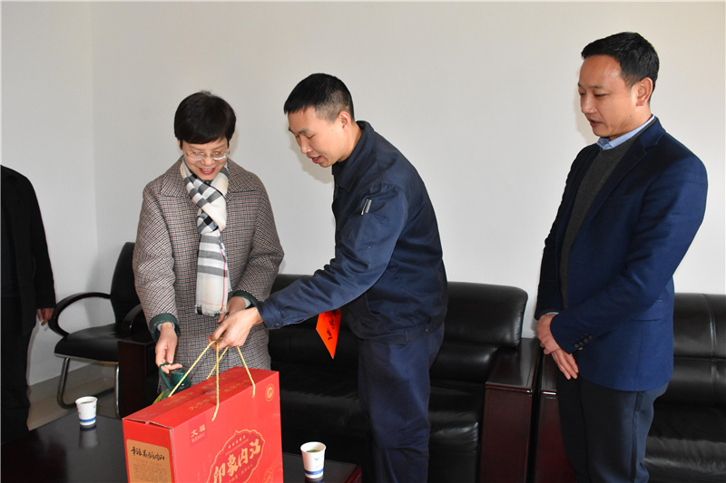 市總工會(huì)領(lǐng)導(dǎo)到川威慰問(wèn)困難員工暨勞模代表(圖3)