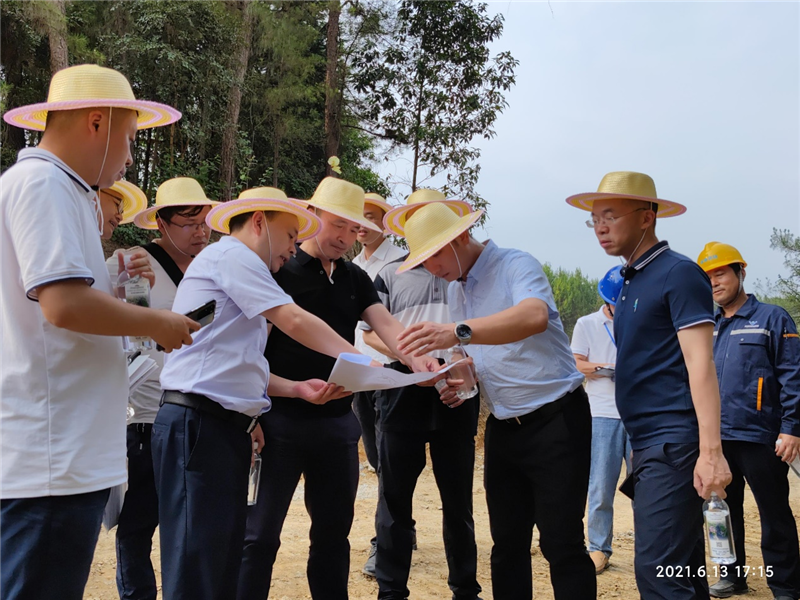 集團(tuán)公司王勁董事長(zhǎng)視察穹窿植物園建設(shè)現(xiàn)場(chǎng)(圖1)